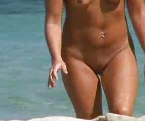 Dos kinky chicas en lencería videos de jovencitas desnudas en la playa tienen cuarteto sexo