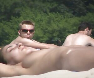 adolescente caliente jugando videos de jovencitas desnudas en la playa con una polla enorme